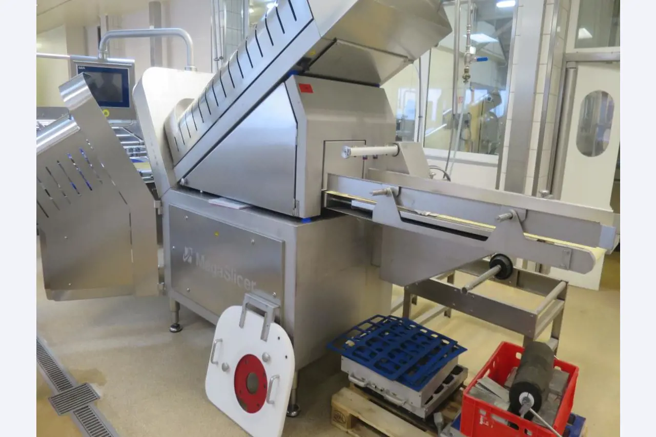 Máquinas bem conservadas para a produção de carnes salgadas/produtos de carne curados e carnes fumadas, máquinas de corte e de embalagem, equipamento de fábrica e de escritório-2