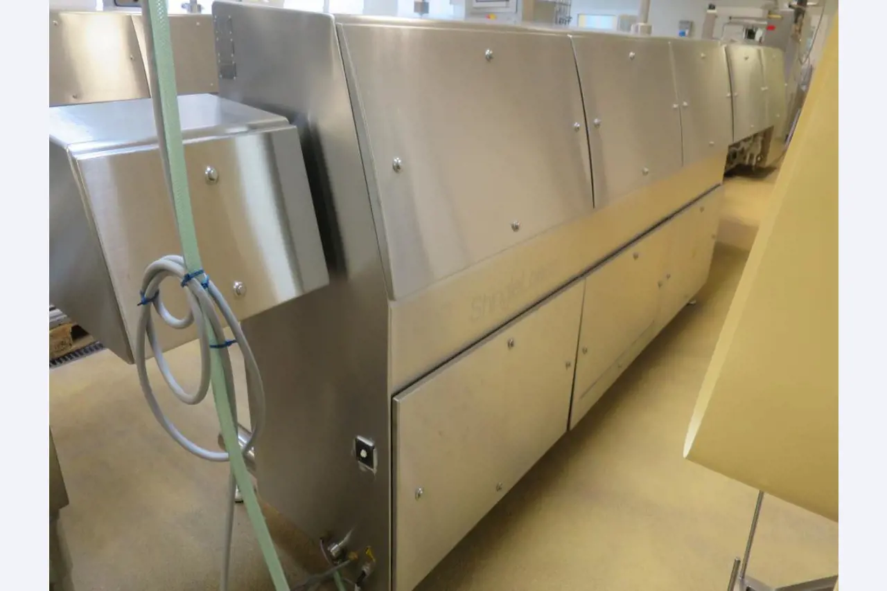 Well-maintained machines for the production of salted meat, cured and smoked products, cutting and packaging machines, operating and office equipment-2