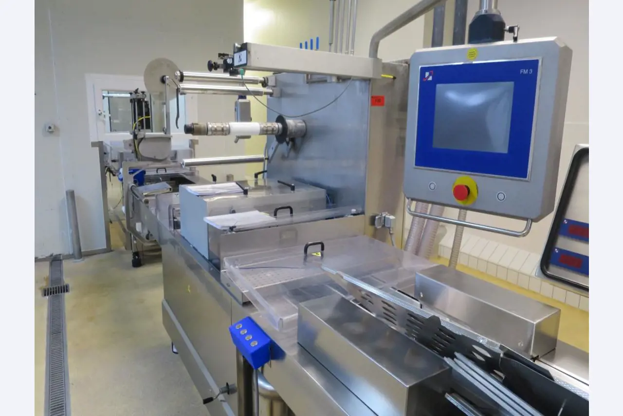 Máquinas bem conservadas para a produção de carnes salgadas/produtos de carne curados e carnes fumadas, máquinas de corte e de embalagem, equipamento de fábrica e de escritório-1