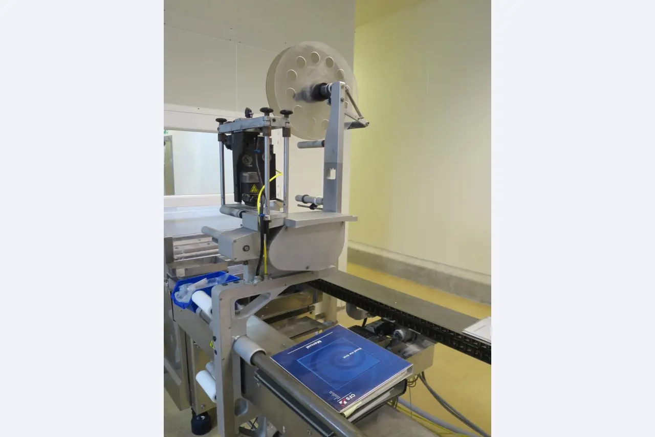 Máquinas bem conservadas para a produção de carnes salgadas/produtos de carne curados e carnes fumadas, máquinas de corte e de embalagem, equipamento de fábrica e de escritório-6