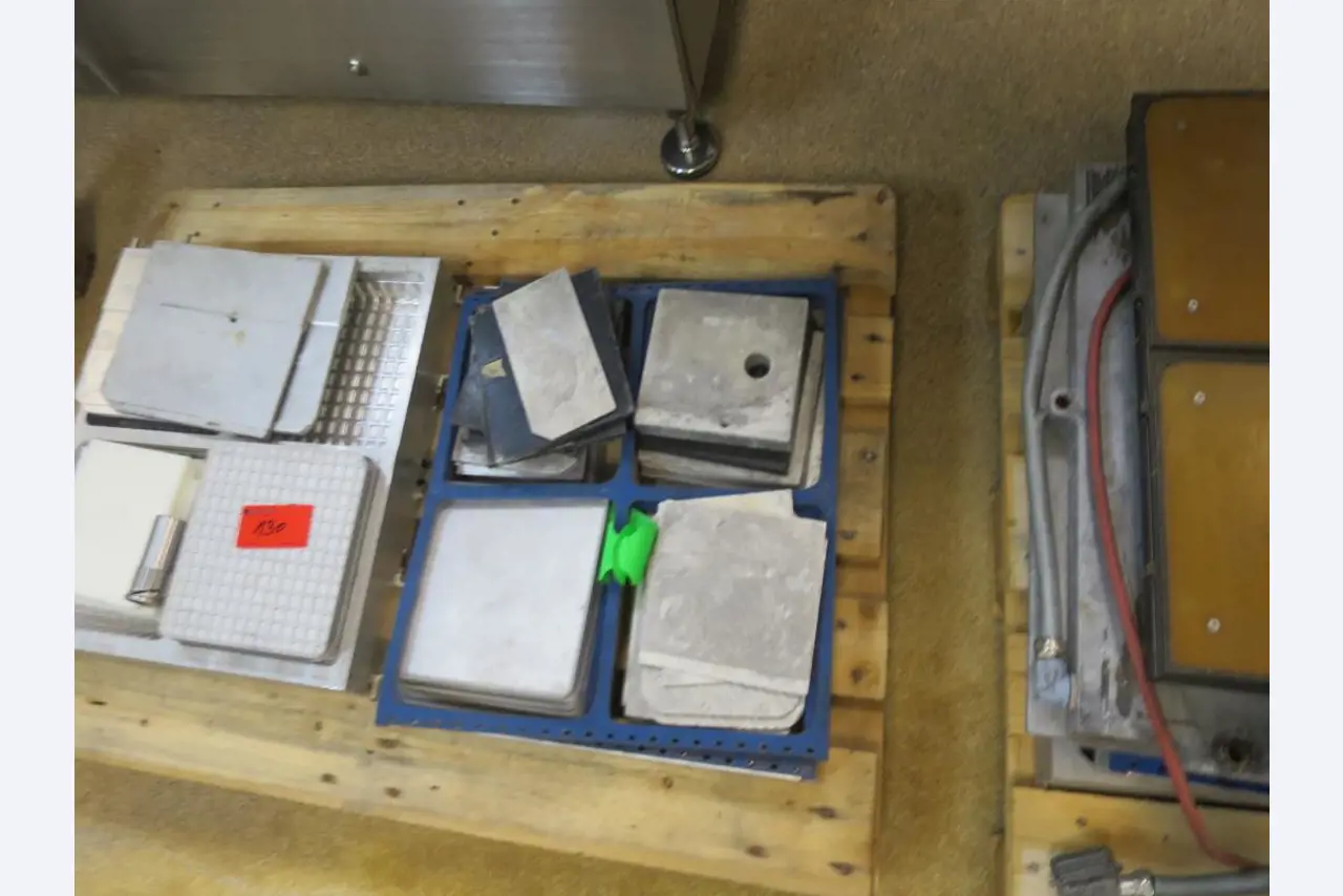 Máquinas bem conservadas para a produção de carnes salgadas/produtos de carne curados e carnes fumadas, máquinas de corte e de embalagem, equipamento de fábrica e de escritório-9