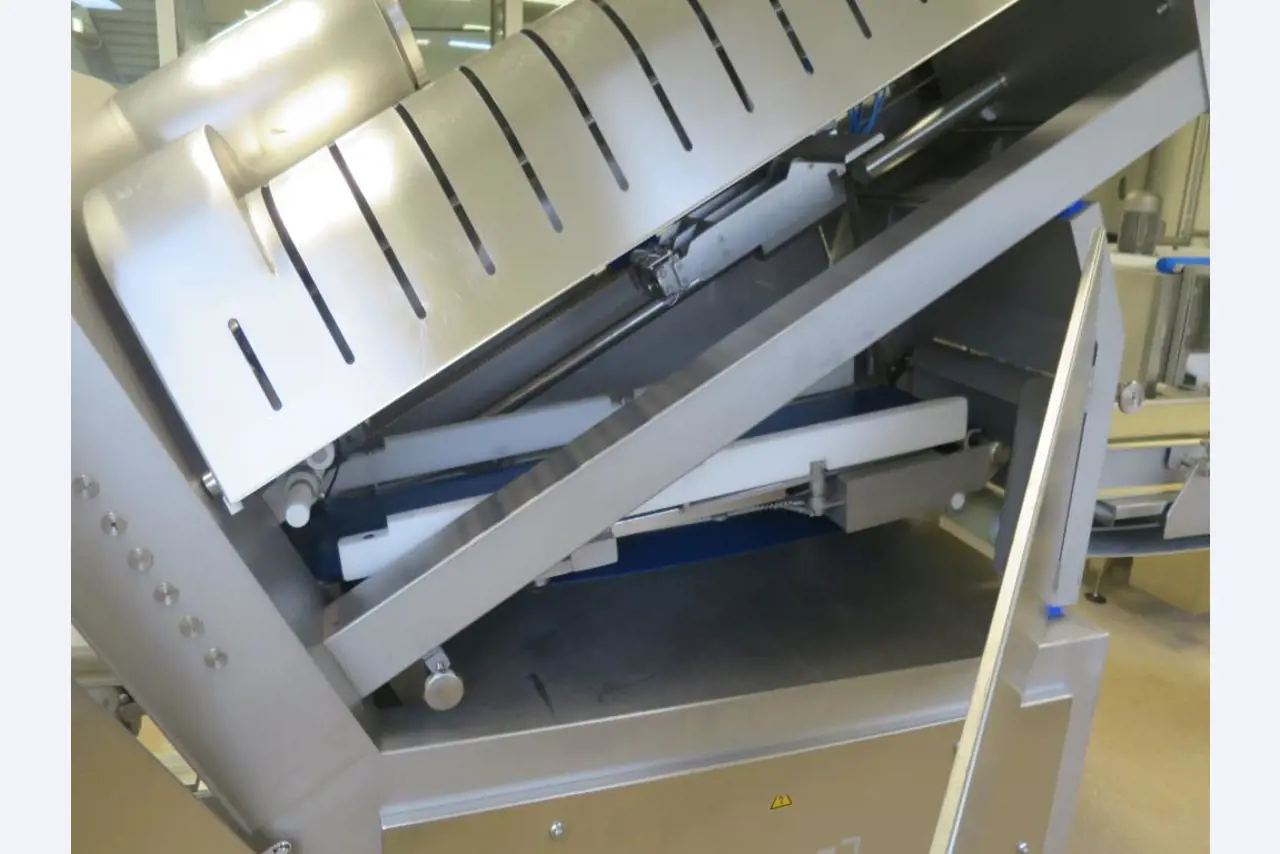 Well-maintained machines for the production of salted meat, cured and smoked products, cutting and packaging machines, operating and office equipment-2