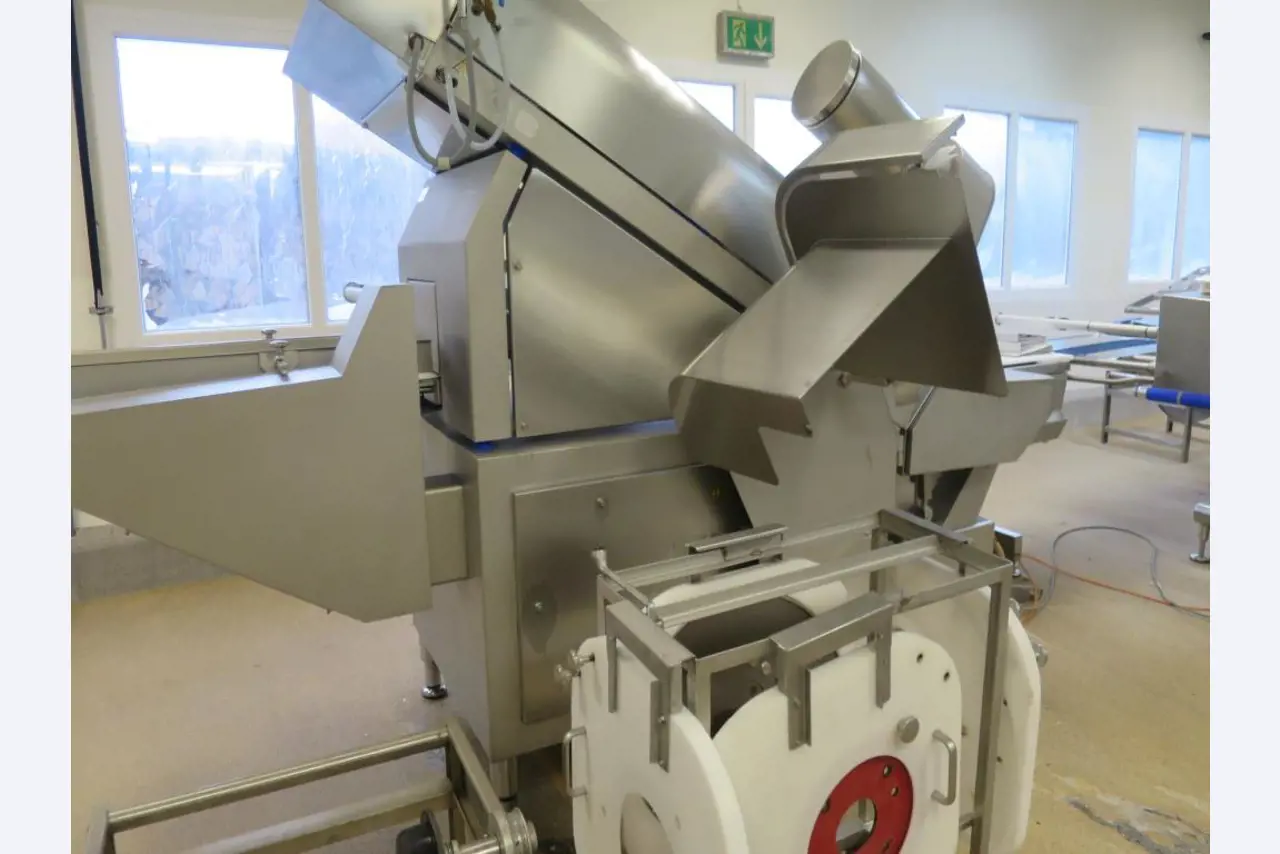 Well-maintained machines for the production of salted meat, cured and smoked products, cutting and packaging machines, operating and office equipment-6