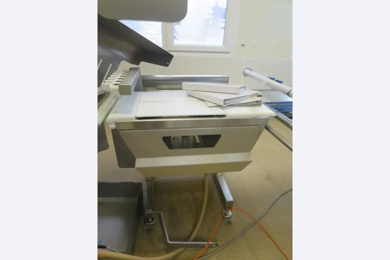 Well-maintained machines for the production of salted meat, cured and smoked products, cutting and packaging machines, operating and office equipment-3