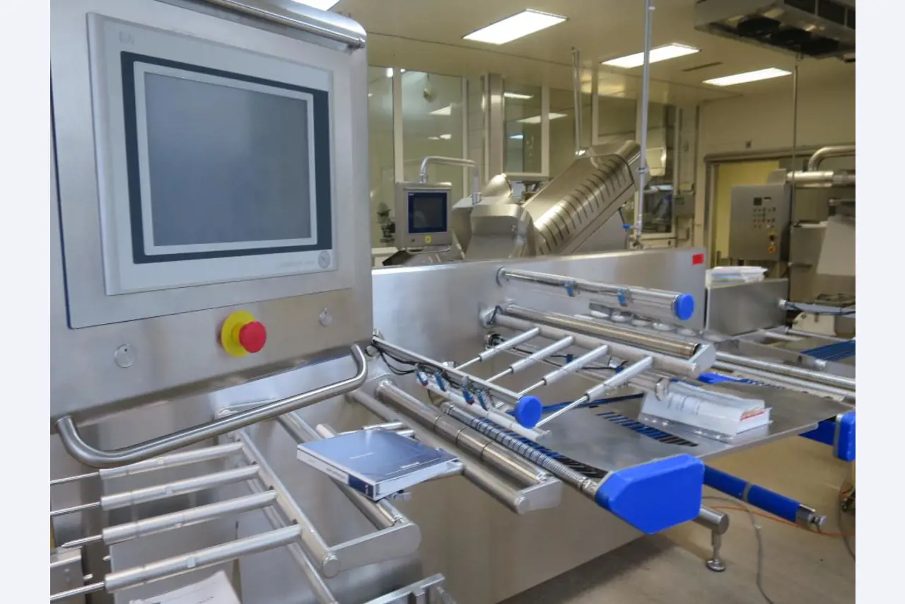 Well-maintained machines for the production of salted meat, cured and smoked products, cutting and packaging machines, operating and office equipment-4