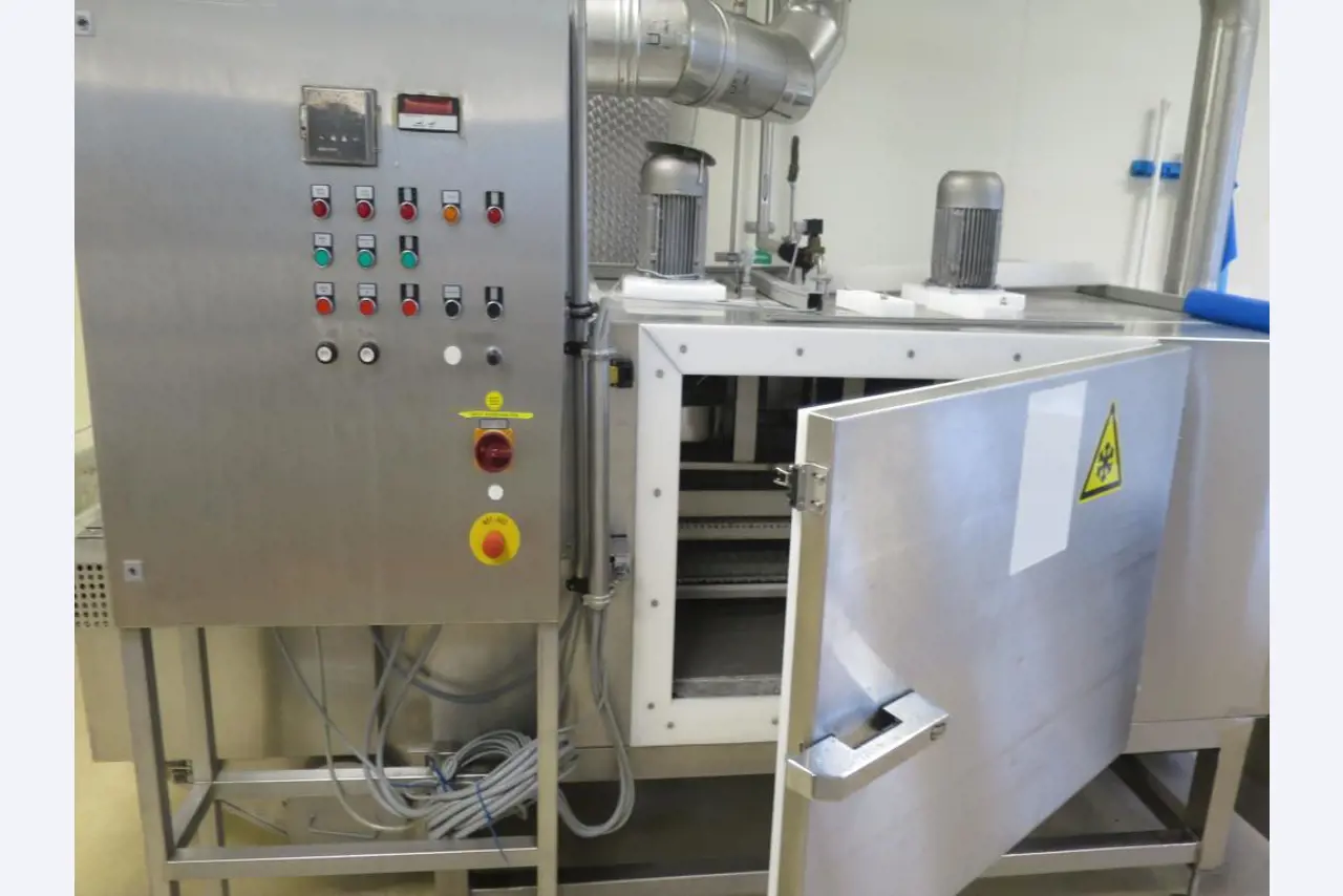 Máquinas bem conservadas para a produção de carnes salgadas/produtos de carne curados e carnes fumadas, máquinas de corte e de embalagem, equipamento de fábrica e de escritório-2