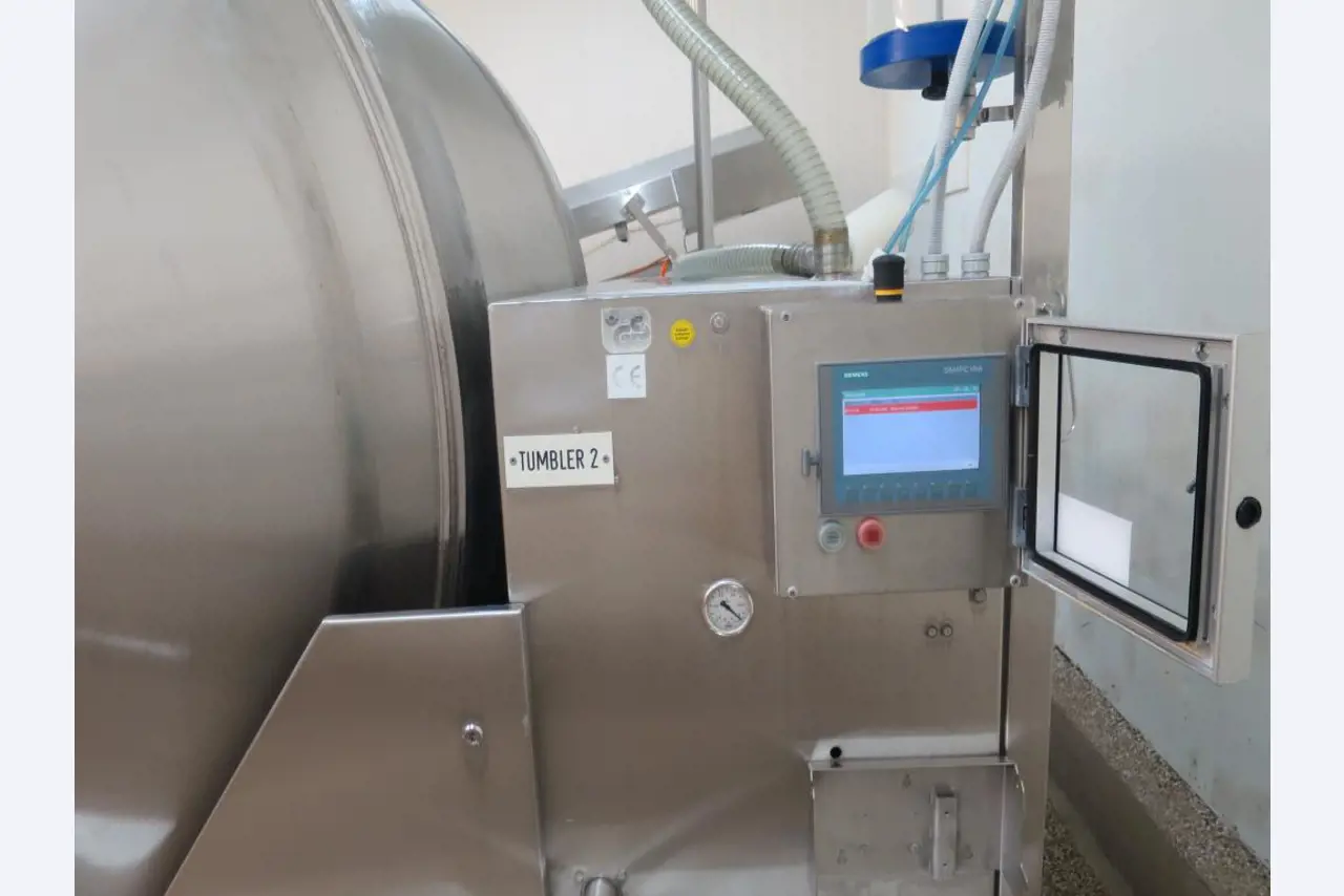 Máquinas bem conservadas para a produção de carnes salgadas/produtos de carne curados e carnes fumadas, máquinas de corte e de embalagem, equipamento de fábrica e de escritório-3