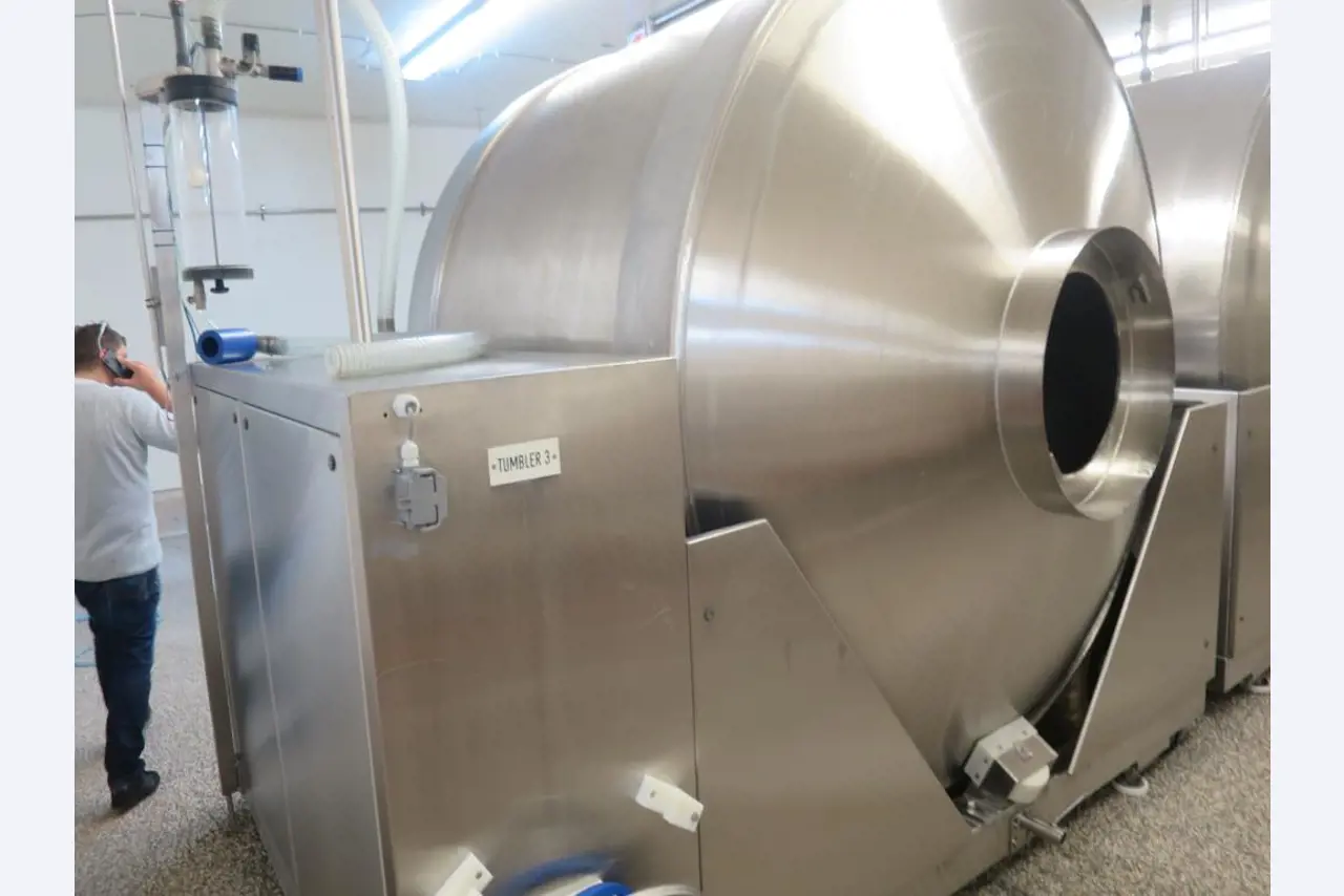 Máquinas bem conservadas para a produção de carnes salgadas/produtos de carne curados e carnes fumadas, máquinas de corte e de embalagem, equipamento de fábrica e de escritório-4