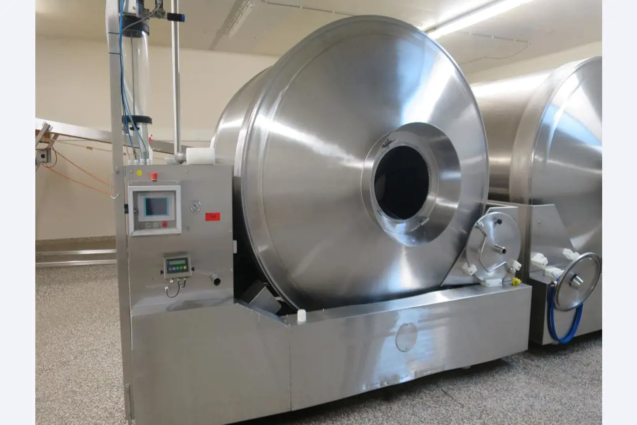 Well-maintained machines for the production of salted meat, cured and smoked products, cutting and packaging machines, operating and office equipment-1