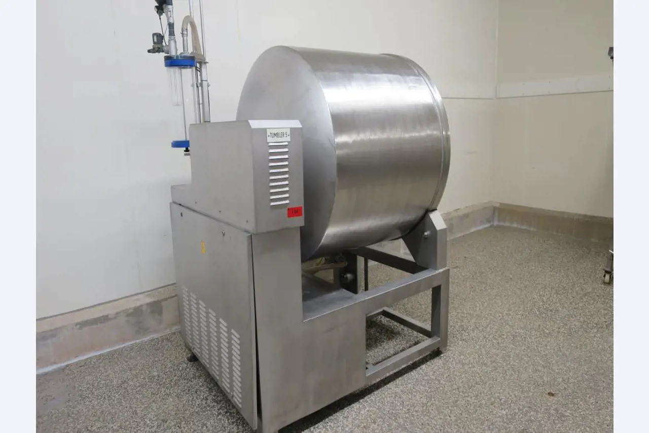 Máquinas bem conservadas para a produção de carnes salgadas/produtos de carne curados e carnes fumadas, máquinas de corte e de embalagem, equipamento de fábrica e de escritório-1