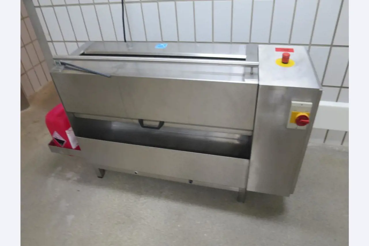 Máquinas bem conservadas para a produção de carnes salgadas/produtos de carne curados e carnes fumadas, máquinas de corte e de embalagem, equipamento de fábrica e de escritório-2