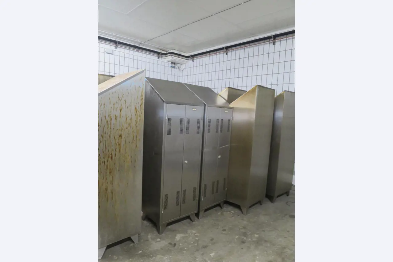 Máquinas bem conservadas para a produção de carnes salgadas/produtos de carne curados e carnes fumadas, máquinas de corte e de embalagem, equipamento de fábrica e de escritório-1