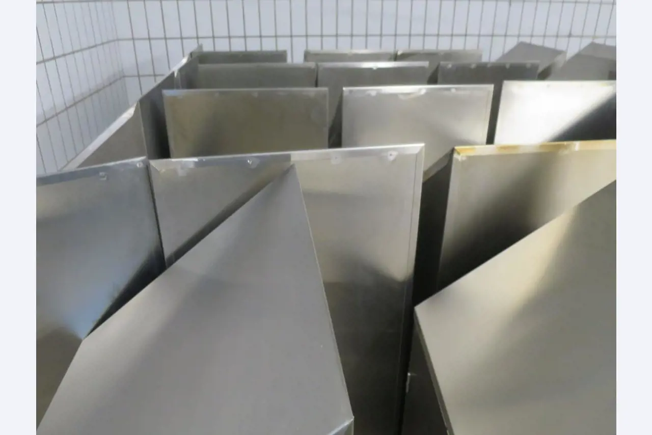 Máquinas bem conservadas para a produção de carnes salgadas/produtos de carne curados e carnes fumadas, máquinas de corte e de embalagem, equipamento de fábrica e de escritório-2