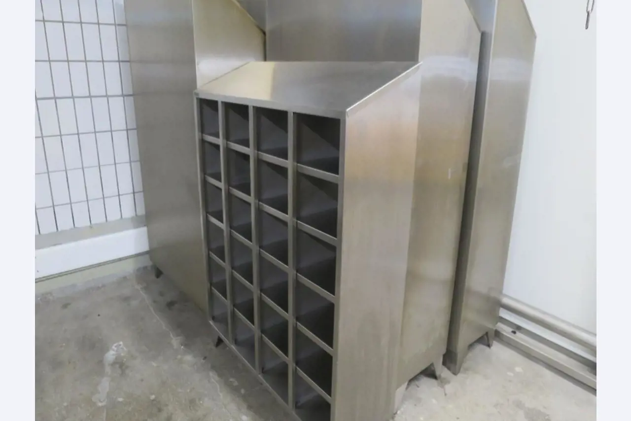 Máquinas bem conservadas para a produção de carnes salgadas/produtos de carne curados e carnes fumadas, máquinas de corte e de embalagem, equipamento de fábrica e de escritório-3