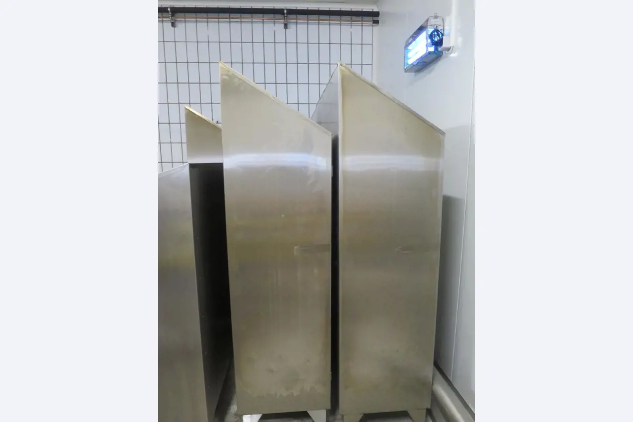 Máquinas bem conservadas para a produção de carnes salgadas/produtos de carne curados e carnes fumadas, máquinas de corte e de embalagem, equipamento de fábrica e de escritório-4