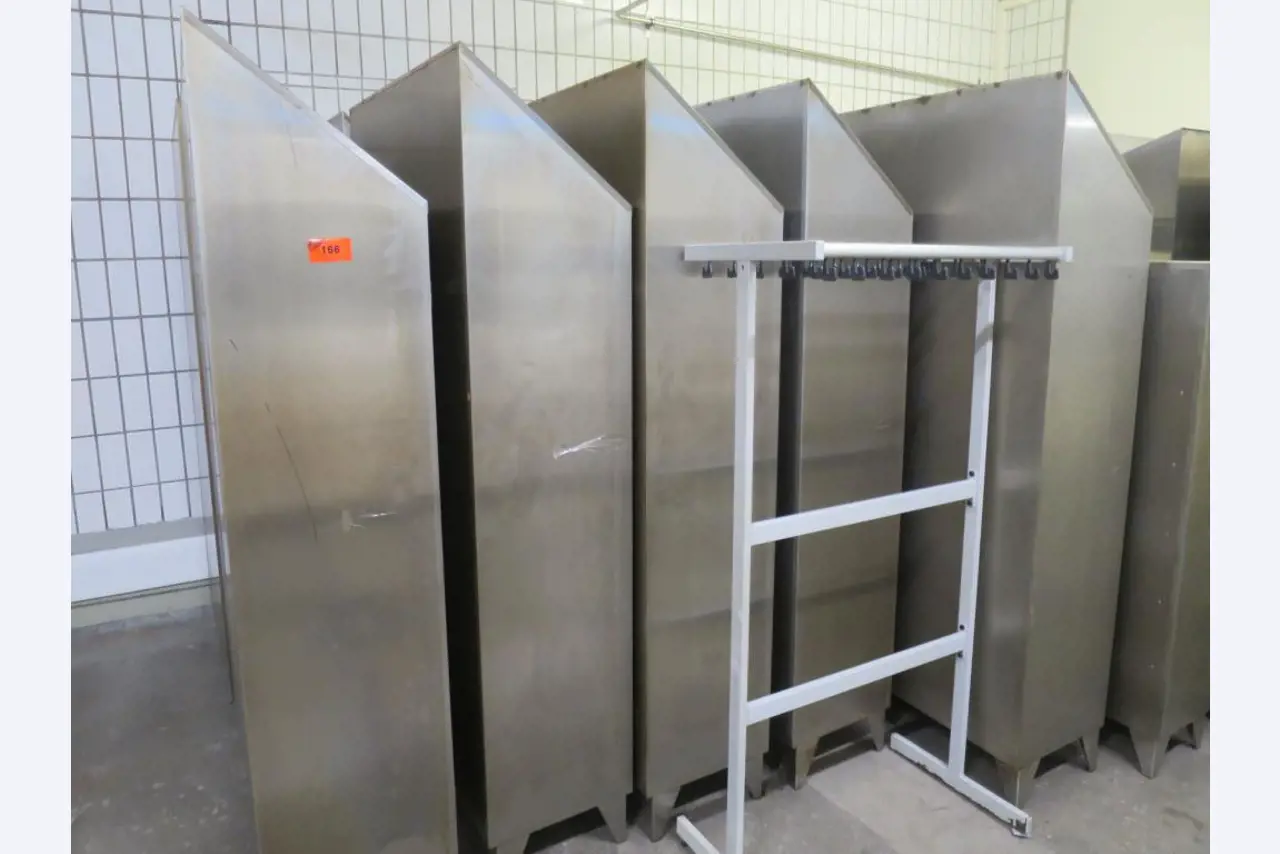 Máquinas bem conservadas para a produção de carnes salgadas/produtos de carne curados e carnes fumadas, máquinas de corte e de embalagem, equipamento de fábrica e de escritório-1