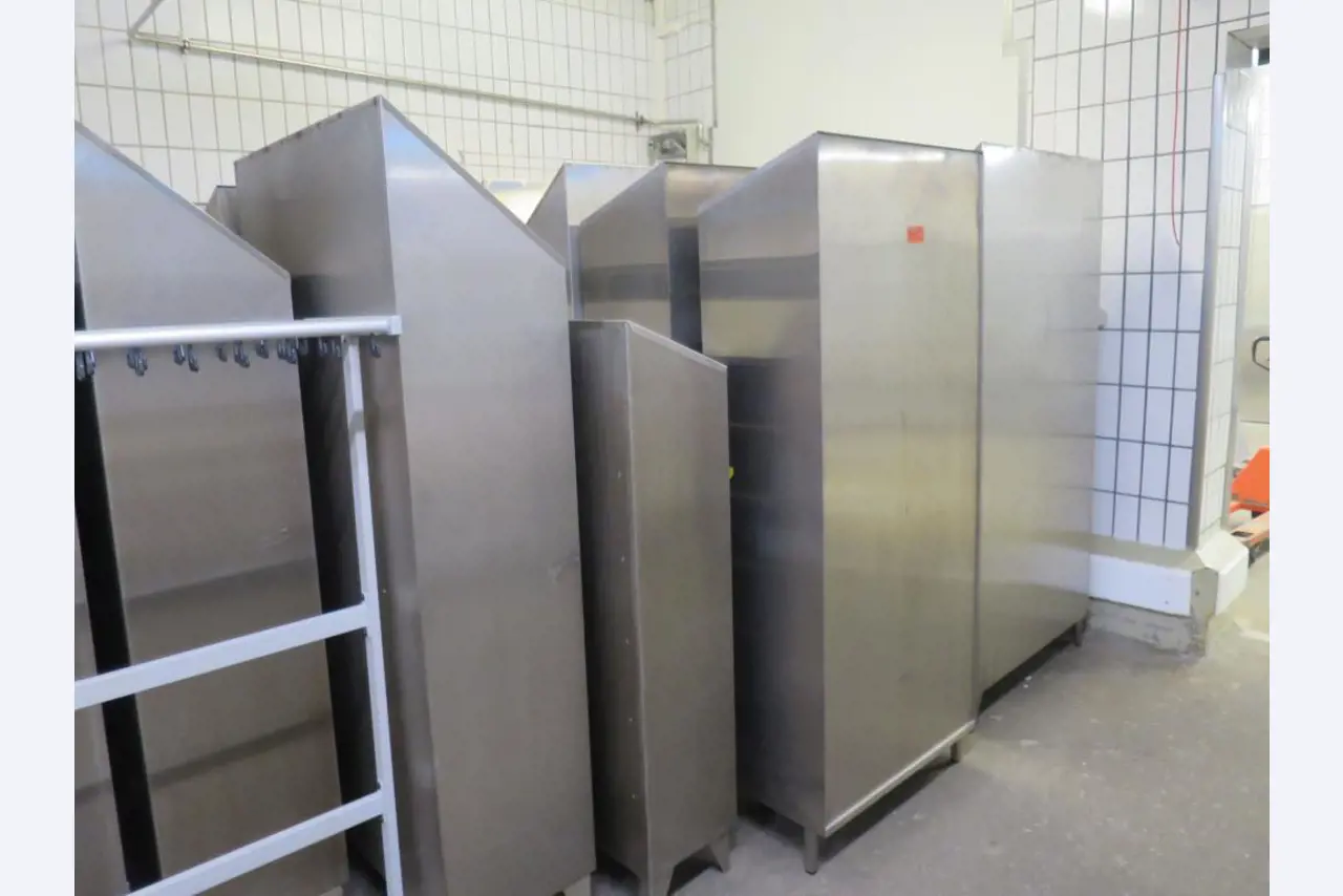 Máquinas bem conservadas para a produção de carnes salgadas/produtos de carne curados e carnes fumadas, máquinas de corte e de embalagem, equipamento de fábrica e de escritório-2