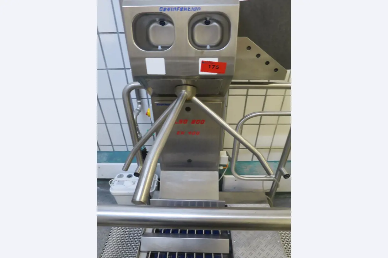 Máquinas bem conservadas para a produção de carnes salgadas/produtos de carne curados e carnes fumadas, máquinas de corte e de embalagem, equipamento de fábrica e de escritório-1