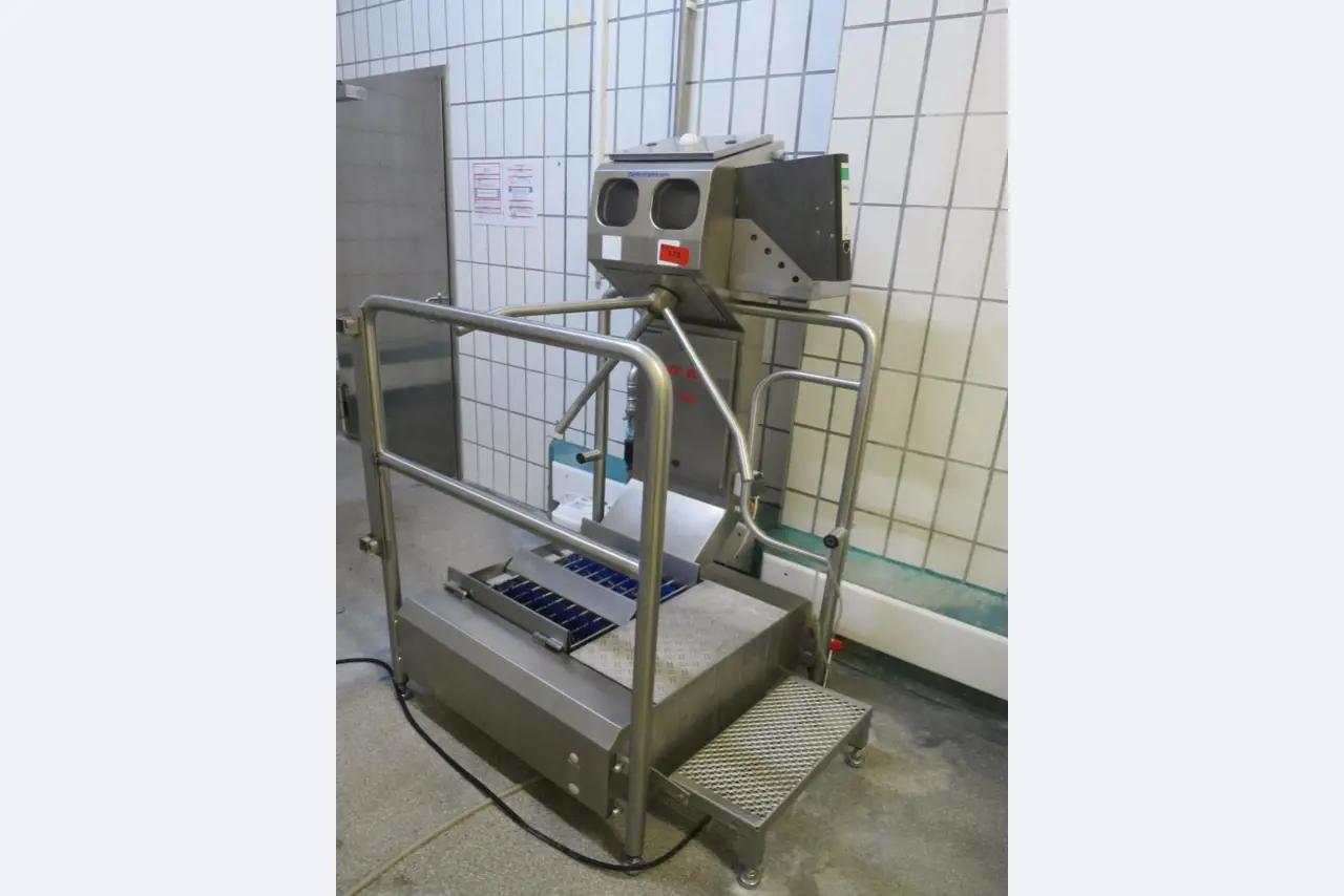 Máquinas bem conservadas para a produção de carnes salgadas/produtos de carne curados e carnes fumadas, máquinas de corte e de embalagem, equipamento de fábrica e de escritório-2