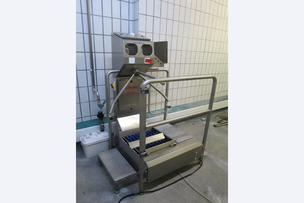 Máquinas bem conservadas para a produção de carnes salgadas/produtos de carne curados e carnes fumadas, máquinas de corte e de embalagem, equipamento de fábrica e de escritório-3