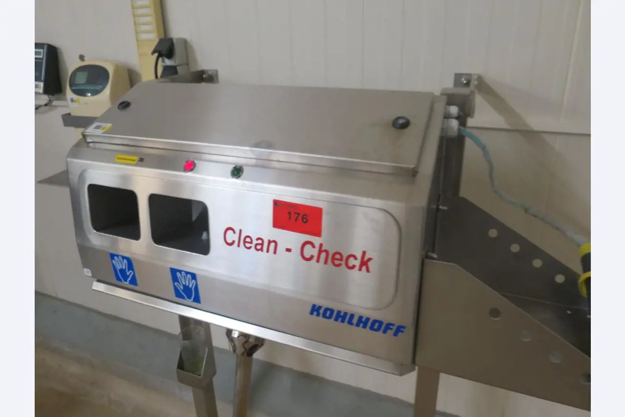 Máquinas bem conservadas para a produção de carnes salgadas/produtos de carne curados e carnes fumadas, máquinas de corte e de embalagem, equipamento de fábrica e de escritório-1