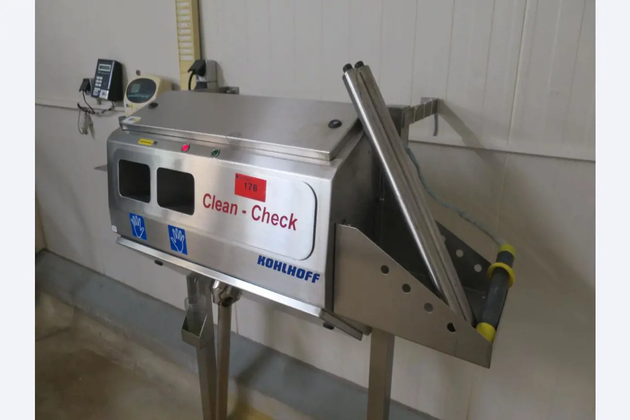 Máquinas bem conservadas para a produção de carnes salgadas/produtos de carne curados e carnes fumadas, máquinas de corte e de embalagem, equipamento de fábrica e de escritório-2