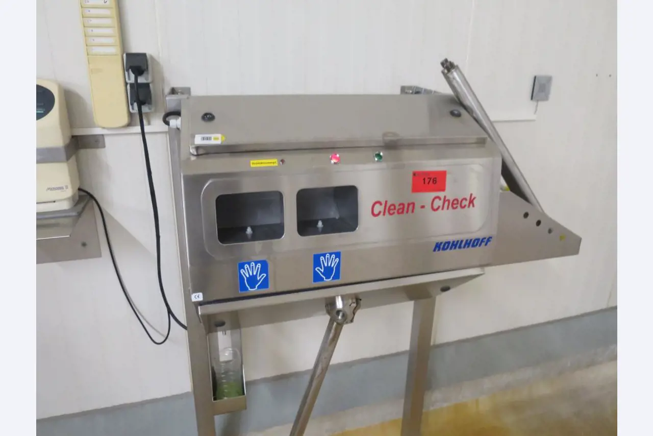 Máquinas bem conservadas para a produção de carnes salgadas/produtos de carne curados e carnes fumadas, máquinas de corte e de embalagem, equipamento de fábrica e de escritório-3