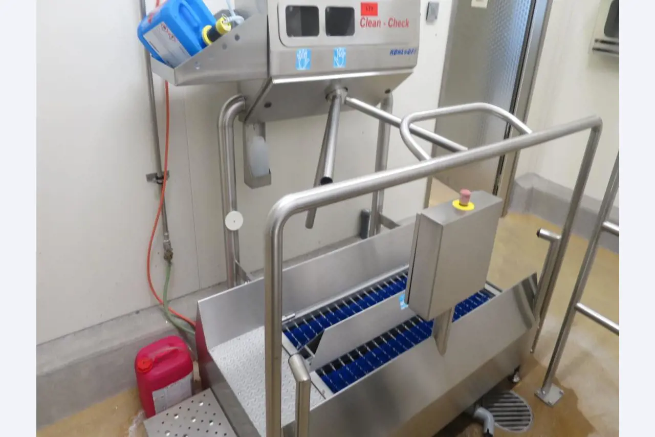 Máquinas bem conservadas para a produção de carnes salgadas/produtos de carne curados e carnes fumadas, máquinas de corte e de embalagem, equipamento de fábrica e de escritório-1