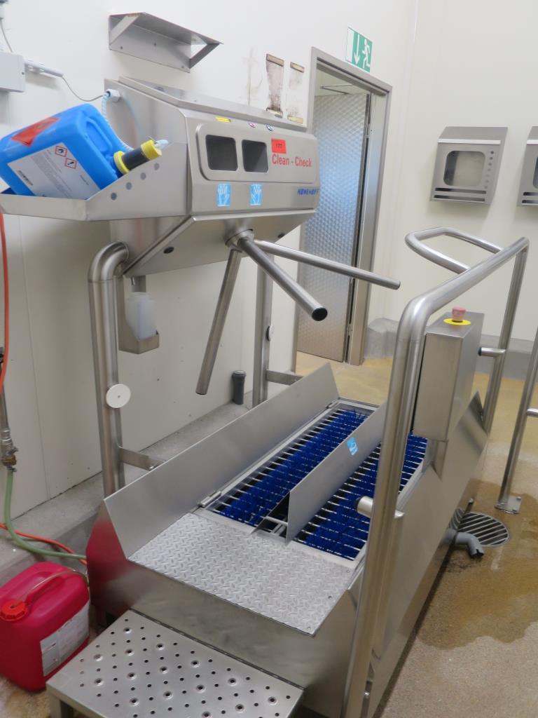 Dobře udržované stroje na výrobu solených masných výrobků a uzenin, porcovací a balicí stroje, tovární a kancelářské vybavení.-2