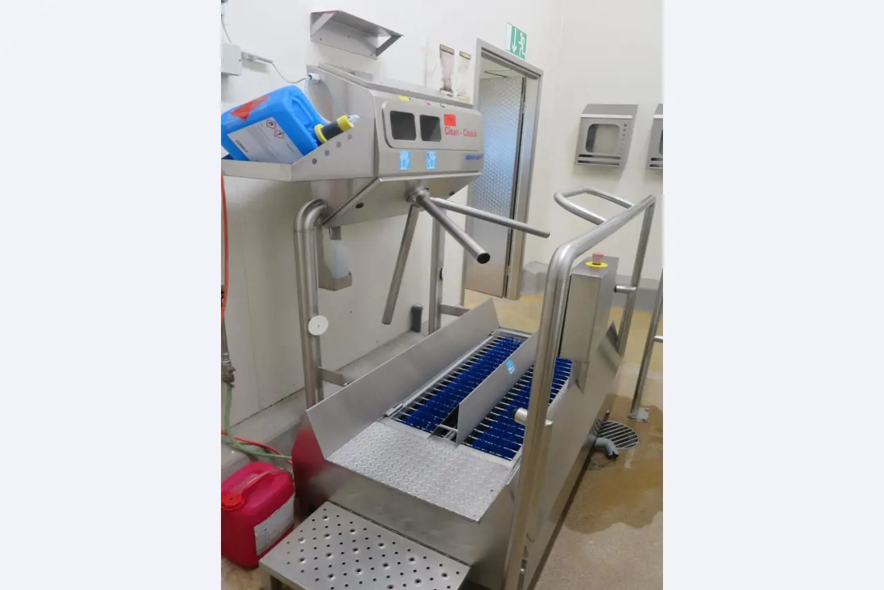 Máquinas bem conservadas para a produção de carnes salgadas/produtos de carne curados e carnes fumadas, máquinas de corte e de embalagem, equipamento de fábrica e de escritório-2