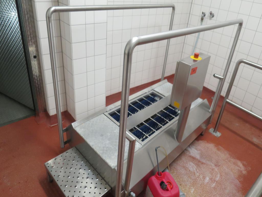 Dobře udržované stroje na výrobu solených masných výrobků a uzenin, porcovací a balicí stroje, tovární a kancelářské vybavení.-1