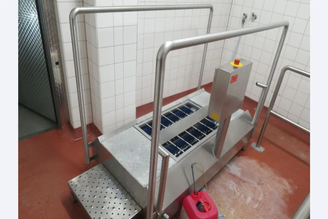 Máquinas bem conservadas para a produção de carnes salgadas/produtos de carne curados e carnes fumadas, máquinas de corte e de embalagem, equipamento de fábrica e de escritório-1