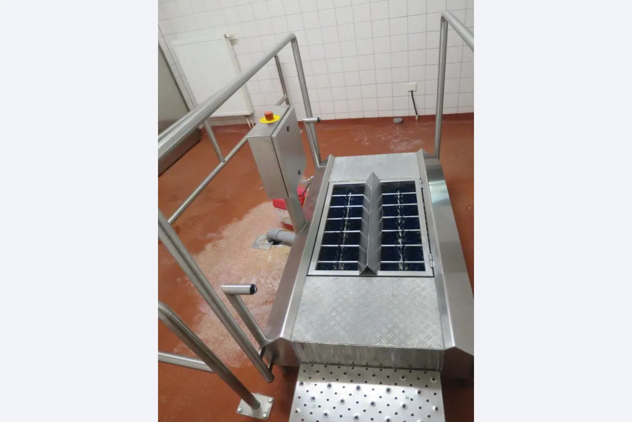 Máquinas bem conservadas para a produção de carnes salgadas/produtos de carne curados e carnes fumadas, máquinas de corte e de embalagem, equipamento de fábrica e de escritório-2