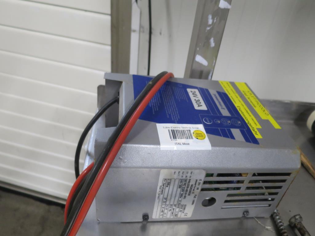 gepflegte Maschinen zur Produktion von gesalzenen Fleisch-/ Pökelwaren und Geräuchertem, Schneide- und Verpackungsmaschinen, Betriebs– und Geschäftsausstattung-4