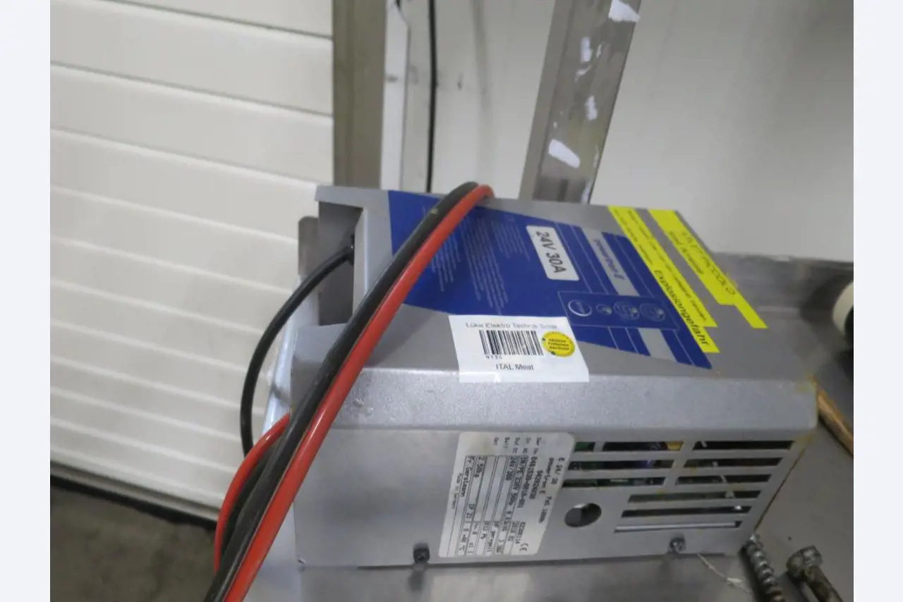 Máquinas bem conservadas para a produção de carnes salgadas/produtos de carne curados e carnes fumadas, máquinas de corte e de embalagem, equipamento de fábrica e de escritório-4