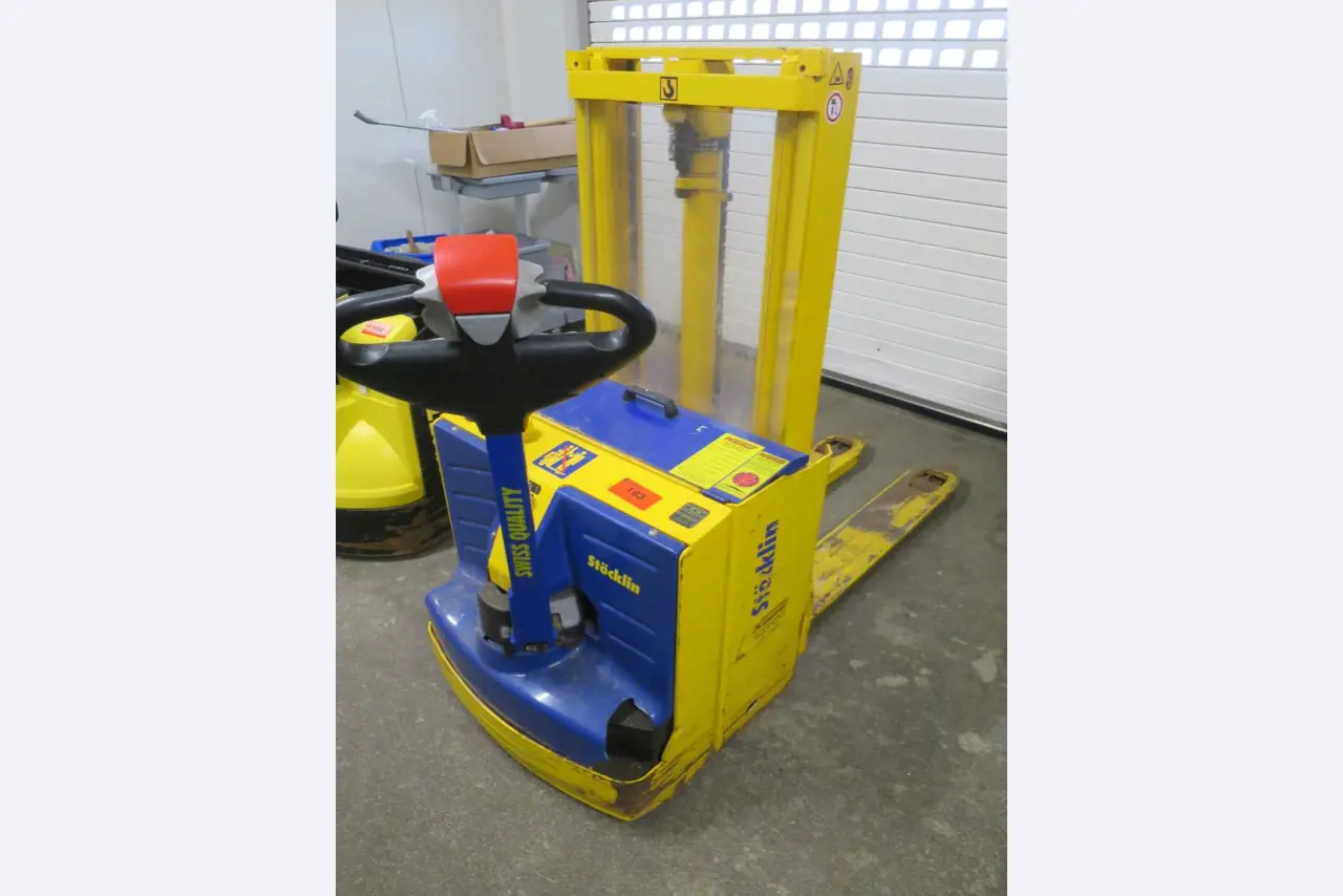 Máquinas bem conservadas para a produção de carnes salgadas/produtos de carne curados e carnes fumadas, máquinas de corte e de embalagem, equipamento de fábrica e de escritório-1