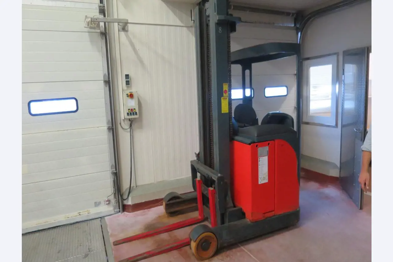 Máquinas bem conservadas para a produção de carnes salgadas/produtos de carne curados e carnes fumadas, máquinas de corte e de embalagem, equipamento de fábrica e de escritório-1