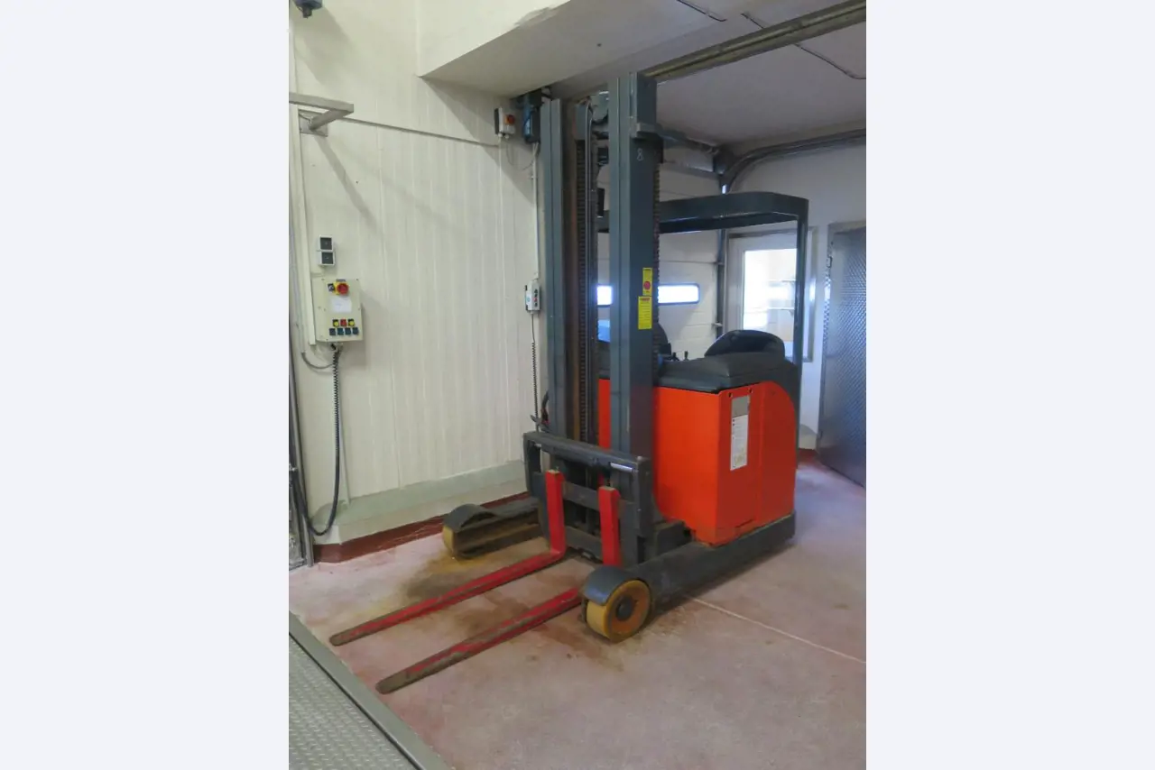 Máquinas bem conservadas para a produção de carnes salgadas/produtos de carne curados e carnes fumadas, máquinas de corte e de embalagem, equipamento de fábrica e de escritório-4