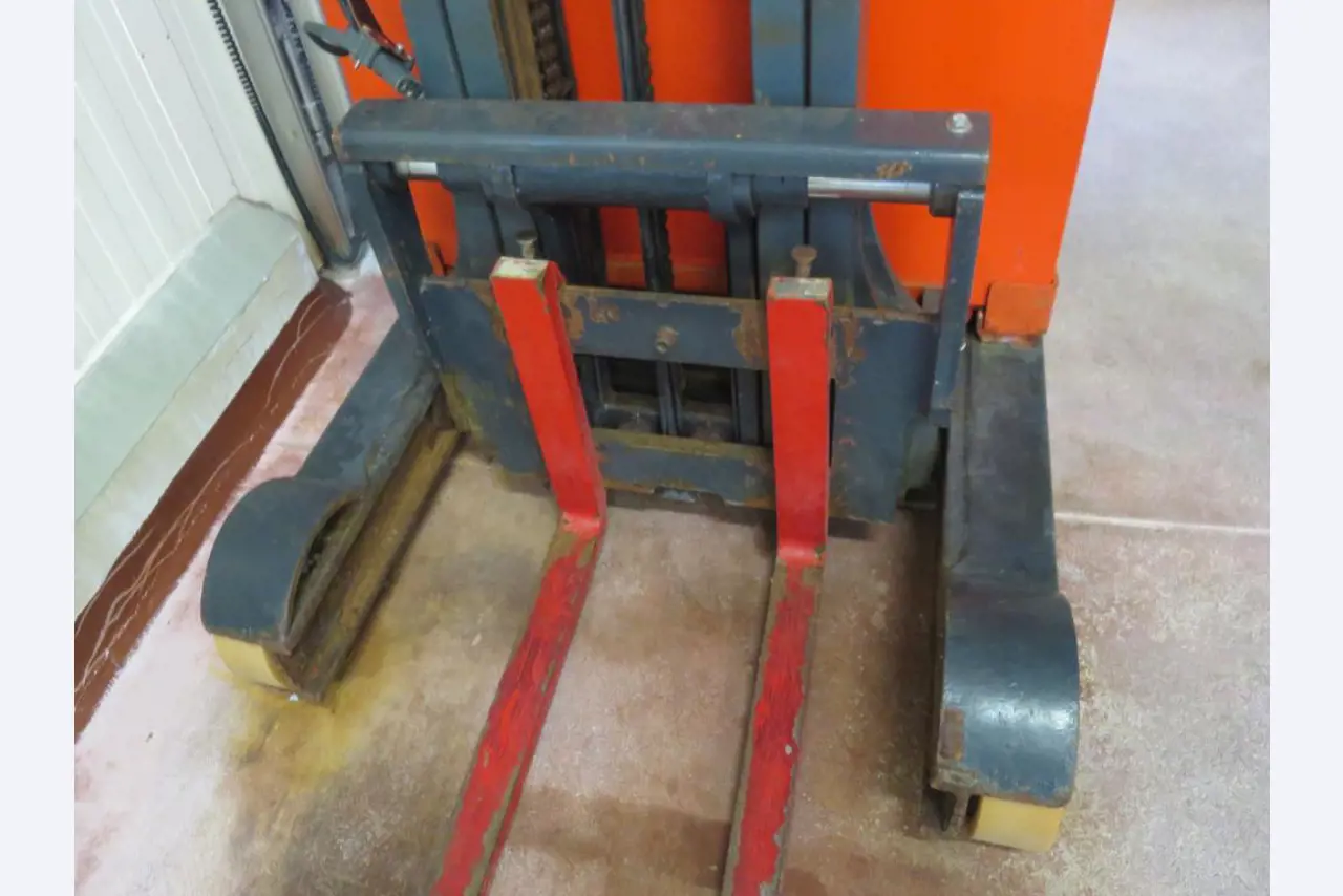 Máquinas bem conservadas para a produção de carnes salgadas/produtos de carne curados e carnes fumadas, máquinas de corte e de embalagem, equipamento de fábrica e de escritório-5