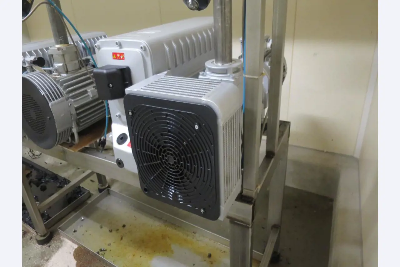 Máquinas bem conservadas para a produção de carnes salgadas/produtos de carne curados e carnes fumadas, máquinas de corte e de embalagem, equipamento de fábrica e de escritório-3