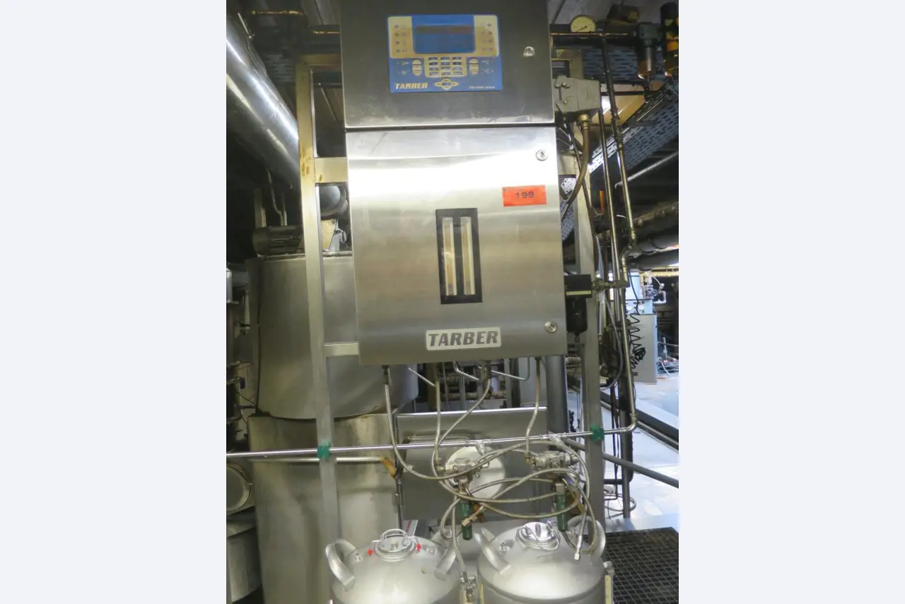 Máquinas bem conservadas para a produção de carnes salgadas/produtos de carne curados e carnes fumadas, máquinas de corte e de embalagem, equipamento de fábrica e de escritório-1