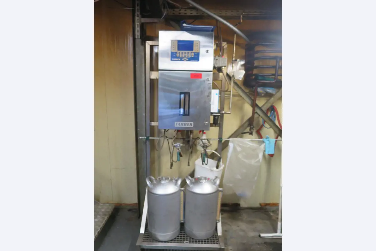 Máquinas bem conservadas para a produção de carnes salgadas/produtos de carne curados e carnes fumadas, máquinas de corte e de embalagem, equipamento de fábrica e de escritório-1