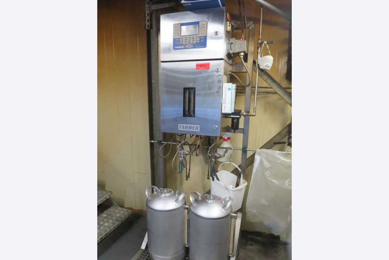 Máquinas bem conservadas para a produção de carnes salgadas/produtos de carne curados e carnes fumadas, máquinas de corte e de embalagem, equipamento de fábrica e de escritório-2