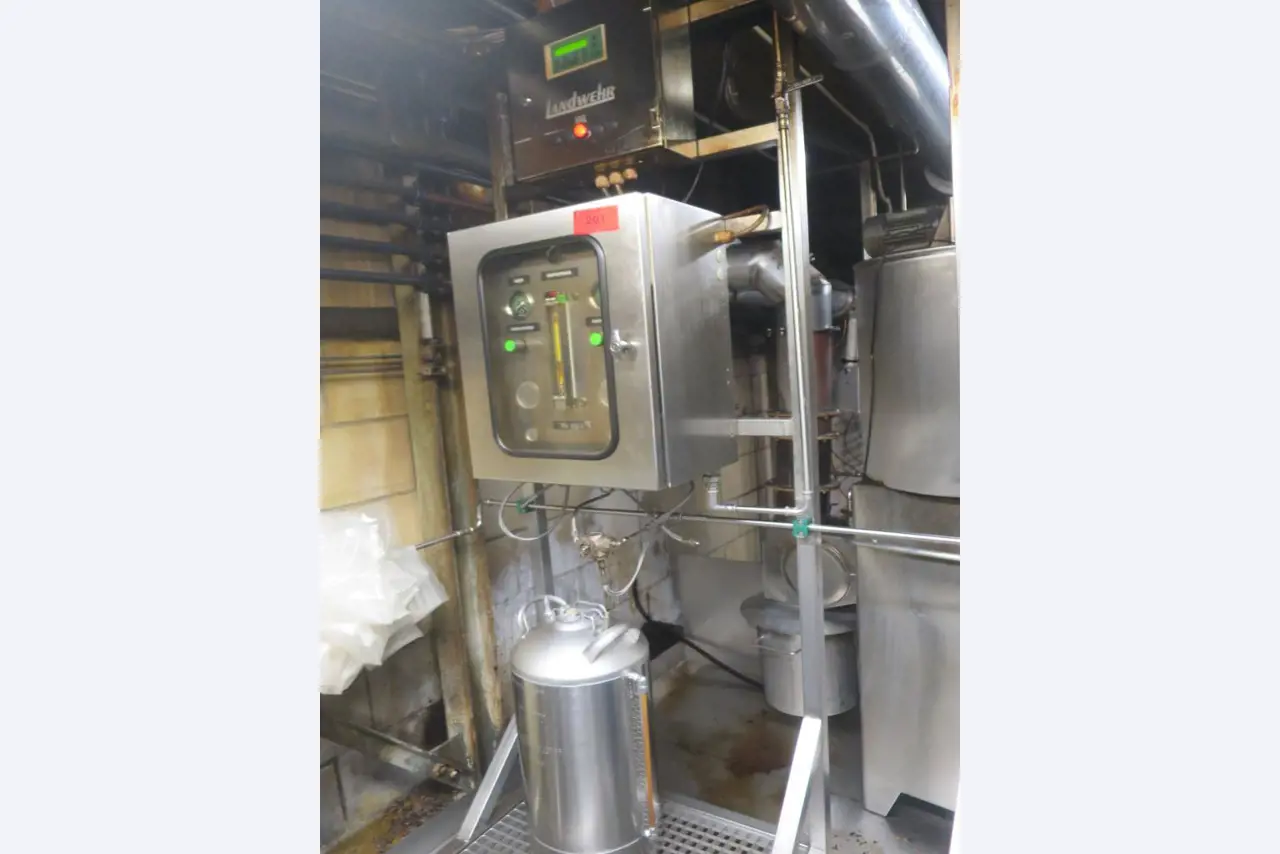 Máquinas bem conservadas para a produção de carnes salgadas/produtos de carne curados e carnes fumadas, máquinas de corte e de embalagem, equipamento de fábrica e de escritório-1