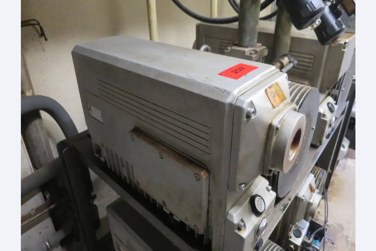 Máquinas bem conservadas para a produção de carnes salgadas/produtos de carne curados e carnes fumadas, máquinas de corte e de embalagem, equipamento de fábrica e de escritório-1