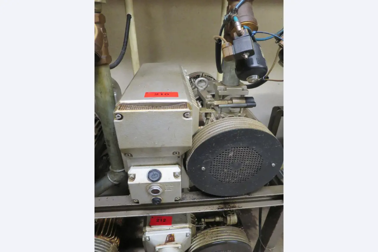 Dobro vzdrževani stroji za proizvodnjo soljenega mesa/sušenih mesnih izdelkov in prekajenega mesa, stroji za razrez in pakiranje, tovarniška in pisarniška oprema-1