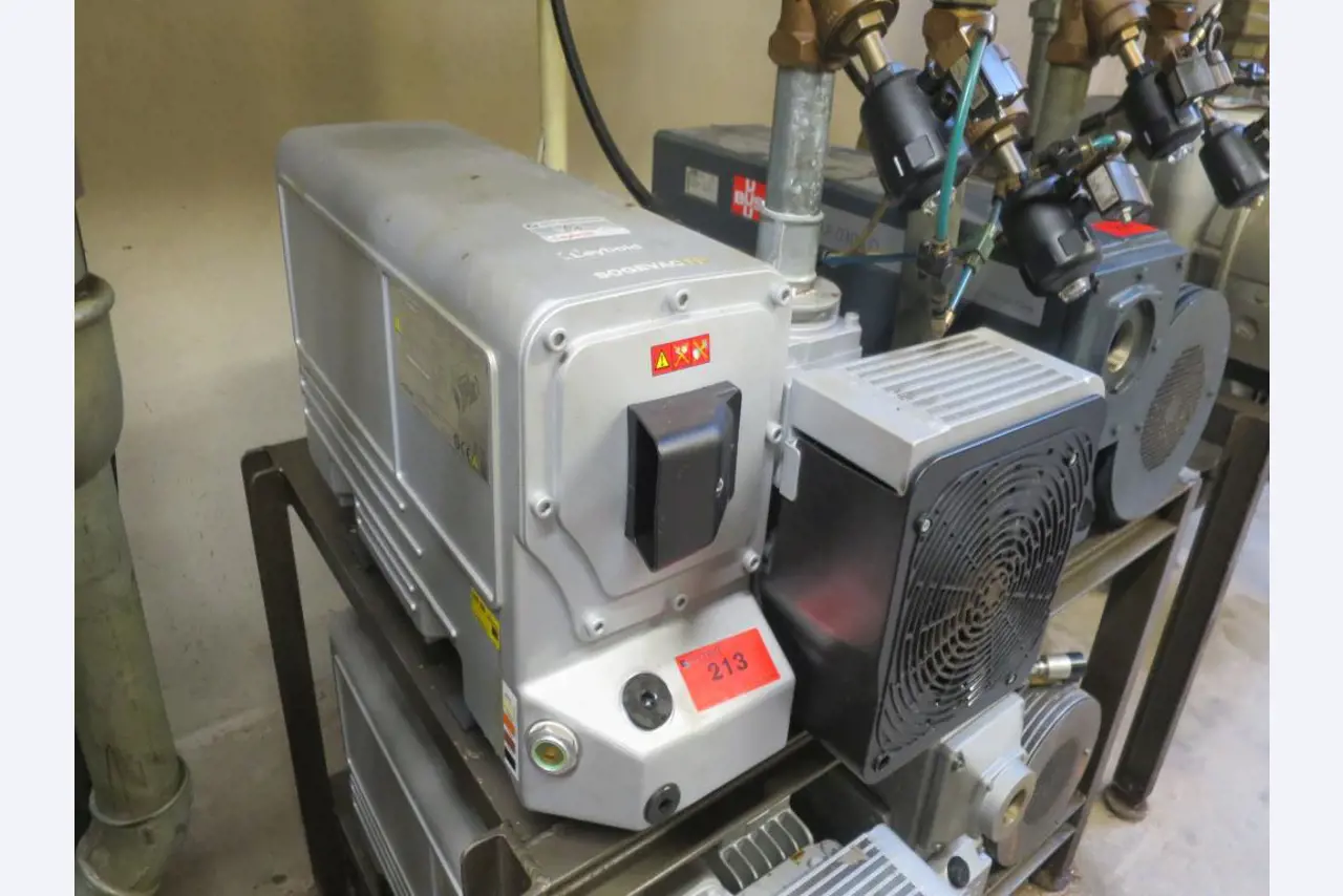 Máquinas bem conservadas para a produção de carnes salgadas/produtos de carne curados e carnes fumadas, máquinas de corte e de embalagem, equipamento de fábrica e de escritório-1