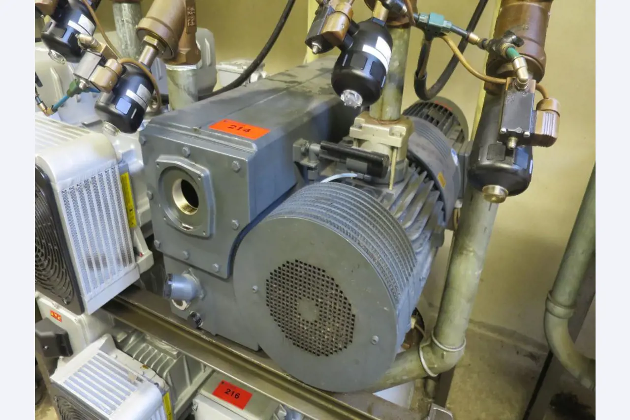 Máquinas bem conservadas para a produção de carnes salgadas/produtos de carne curados e carnes fumadas, máquinas de corte e de embalagem, equipamento de fábrica e de escritório-1