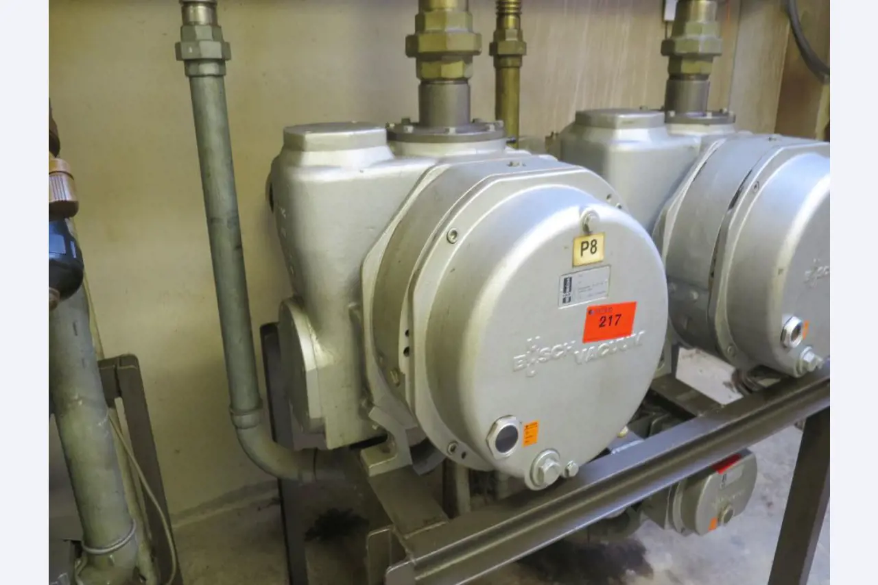 Máquinas bem conservadas para a produção de carnes salgadas/produtos de carne curados e carnes fumadas, máquinas de corte e de embalagem, equipamento de fábrica e de escritório-1