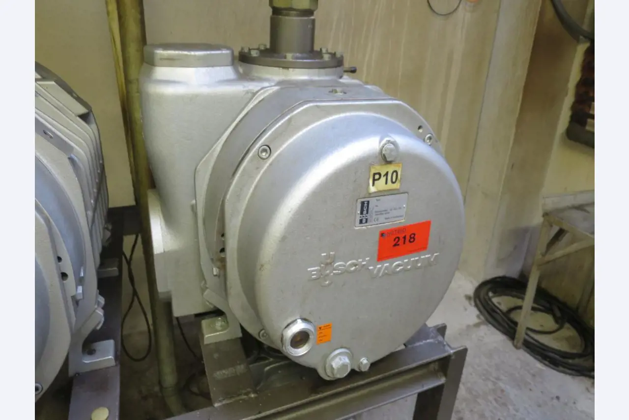 Máquinas bem conservadas para a produção de carnes salgadas/produtos de carne curados e carnes fumadas, máquinas de corte e de embalagem, equipamento de fábrica e de escritório-1